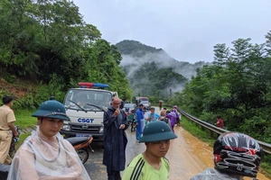 Quốc lộ 32 sạt lở, hàng trăm xe ô tô nối đuôi nhau nằm chờ