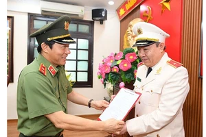 Thứ trưởng Lương Tam Quang trao quyết định bổ nhiệm cho Thiếu tướng Đặng Ngọc Tuyến. Ảnh: BCA