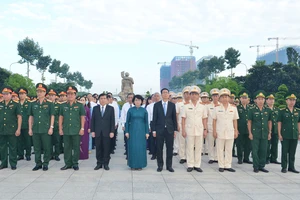 Các đồng chí lãnh đạo TPHCM cùng các đại biểu viếng Nghĩa trang Liệt sĩ Thành phố. Ảnh: VIỆT DŨNG