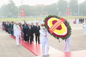 Đại biểu Đại hội Thi đua yêu nước toàn quốc lần thứ X vào Lăng viếng Chủ tịch Hồ Chí Minh