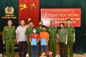 Chương trình Thắp sáng ước mơ trao học bổng cho con của các liệt sĩ hi sinh trong đấu tranh chống tội phạm về ma túy