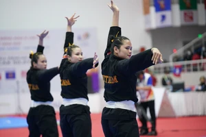 Bài biểu diễn của các cô gái Pencak Silat xinh đẹp của Việt Nam. Ảnh: ĐỖ TRUNG