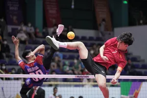 Nhưng pha đá cầu quá đầu ấn tượng của môn Cầu mây.