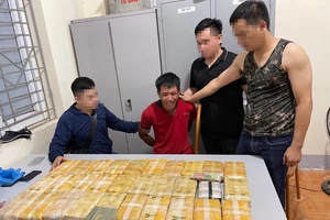 Bắt quả tang thanh niên vận chuyển 4 bánh heroin và 180.000 viên ma túy tổng hợp