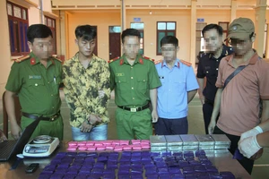  Bắt 1 đối tượng, thu 10 bánh heroin và 18.000 viên ma túy