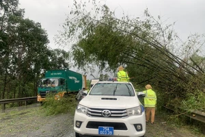 Cảnh sát giao thông cùng các lực lượng khắc phục hậu quả sau bão