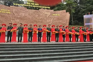 Khánh thành Bức phù điêu “Bác Hồ nói chuyện với cán bộ, chiến sĩ Đại đoàn quân Tiên phong”