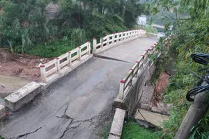 Ngoi Mong Bridge in Hoa Binh collapses