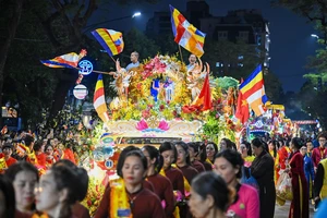 Hàng ngàn tăng ni, phật tử rước xá lợi Đức Phật trên phố Hà Nội