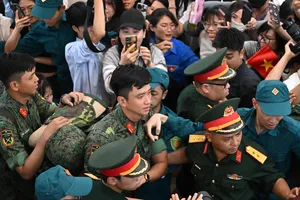 Các bạn trẻ ở Hà Nội nồng nhiệt chào đón các chiến sĩ về luyện tập diễu binh, diễu hành