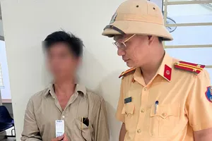 Chở con trên ô tô, người đàn ông vẫn dừng lại tiêm ma túy