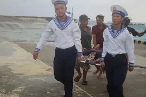 Cấp cứu kịp thời ngư dân gặp nạn trên biển