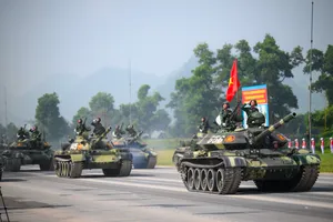 Mở đầu, khối xe tăng T62, T90S... tham gia tổng hợp luyện