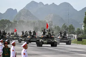 Ngắm loạt xe tăng, tên lửa, UAV xuất hiện trong buổi tổng hợp luyện diễu binh, diễu hành