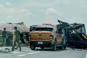 Va chạm trên cao tốc, ô tô bẹp dúm, 8 người bị thương