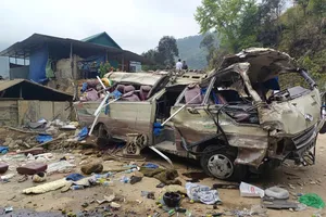 Chiếc xe khách bị vò nát