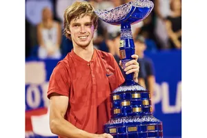 Andrei Rublev và chiếc cuo1 vô địch giải Croatia Open