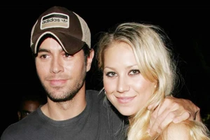 Sau 16 năm, Enrique Iglesias và Anna Kournikova vẫn mặn nồng