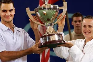 Hingis (phải) dạy cho Federer cách thắng giải đấu đầu tiên