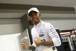 LewisHamilton đã giành chiến thắng may mắn ở Singapore