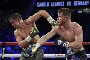 Golovkin (trái) và Alvarez đấu khá cân bằng, nhưng trọng tài Byrd không nghĩ vậy...