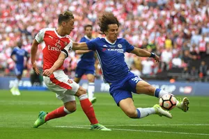 David Luiz (phải) có thể sẽ được Conte đẩy lên vị trí tiền vệ trong các trận đấu sắp tới