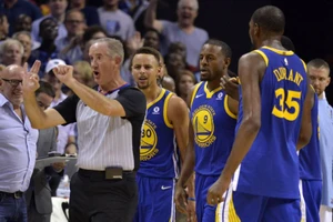 Curry (giữa) và KD (số 35) đã bị đuổi khi Warriors thua trận thứ 2 trong mùa