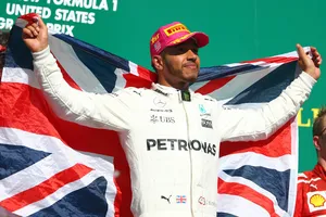 Lewis Hamilton ăn mừng chiến thắng thứ 9 trong mùa