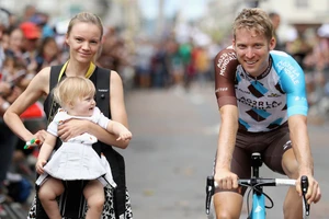 Jan Bakelants cùng với bạn gái và con gái ở Tour de France 2017