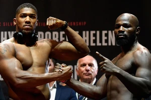 Anthony Joshua (trái) sẵn sàng cho trận thăng knock-out thứ 20