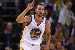 Curry không thể ngăn Warriors thua trận thứ 3