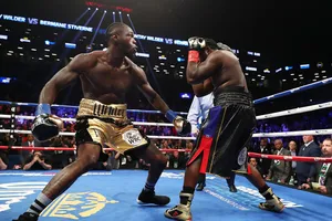 Deontay Wilder (trái) lao vào Bermane Stiverne như "hổ đói vồ mồi"