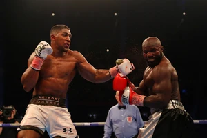 Anthony Joshua (trái) trong trận thăng Calos Takam