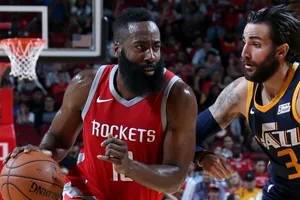 James Harden (trái) tỏa sáng, giúp Rockets giành chiến thắng