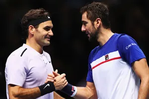 Roger Federer (trái) đã toàn thắng 3 trận ở London