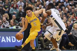 Lonzo Ball (trái) tỏa sáng với cú triple-double thứ 2