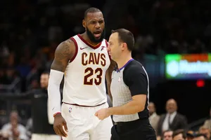 LeBron James tranh cãi với trọng tài Kane Fitzgerald sau khi bị đuổi khỏi sân