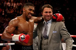 Eddie Hearn (phải) và Anthony Joshua