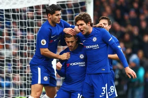 Các cầu thủ Chelsea chia vui cùng Hazard