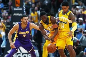 LA Lakers (trái) thua Nuggets vì không thể ghi điểm trong 4 phút cuối