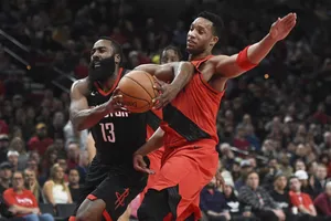 James Harden (trái) ghi được 48 điểm