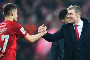 Massimo Carrera chúc mừng các học trò