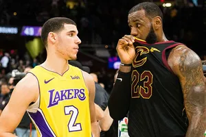 LeBron James (phải) và Lonzo Ball