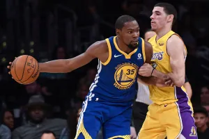 Kevin Durant trước sự kèm cặp của một cầu thủ LA Lakers