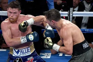 Alvarez (trái) dính đòn trong trận đấu với Golovkin