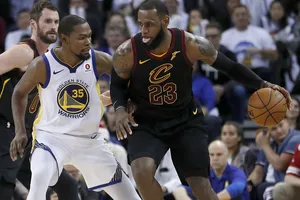 Kevin Durant (trái) và LeBron James trong một pha tranh chấp trên sân