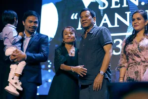 Manny Pacquiao (trái) và Tổng thống Philippines Rodrigo Roa Duterte (thứ 2 từ phải sang)