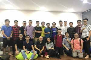 BLV Hoàng Nam (thứ 5 từ phải qua) và lớp đào tạo BLV đầu tiên