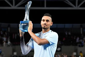 Nick Kyrgios nâng cao chiếc cúp vô địch Brisbane International