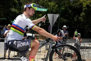 Peter Sagan bốc đầu xe ăn mừng chiến thắng